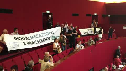 Lotta al degrado, protesta dei commercianti in Sala Rossa