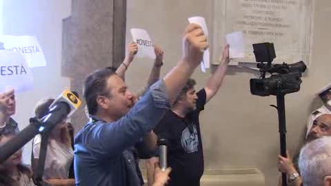 Mafia Capitale, la protesta dei M5S in Campidoglio: le immagini