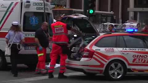 Malore in piazza Dante, soccorsi inutili per un 80enne