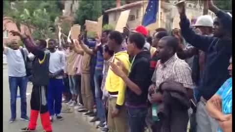 Ventimiglia, protesta migranti bloccati al confine con la Francia