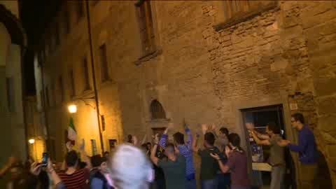 Arezzo, i festeggiamenti per la vittoria del nuovo sindaco Ghinelli