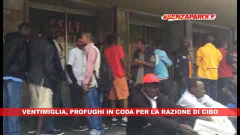 #SENZAPAROLE - Profughi in coda per i pasti e i bimbi giocano