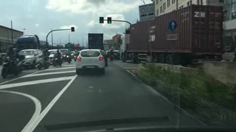 Camion si blocca a Genova Ovest, il traffico va in tilt