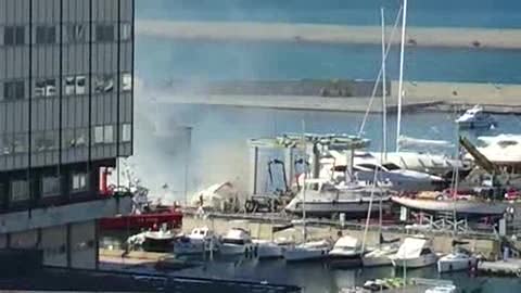 Genova: yacht a fuoco nel porto, le immagini