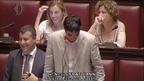 Fratoianni perde la voce, Renzi lo soccorre con un bicchiere d'acqua