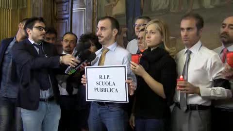 M5S in lutto con lumini, oggi muore la scuola repubblica