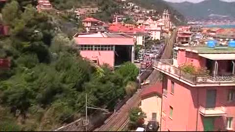 Muro di una scuola crolla sulla ferrovia a Laigueglia