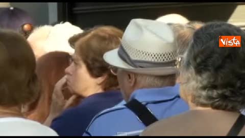 Atene, pensionati in coda ai bancomat e banche chiuse