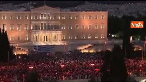 Atene, piazza Siyntagma gremita a sostegno di Tsipras e per il no alla Troika