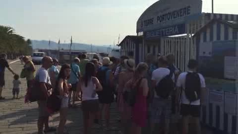 Turisti in coda ai traghetti per le Cinque Terre