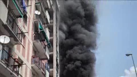 Bus in fiamme, l'incendio divampa in via Fanti