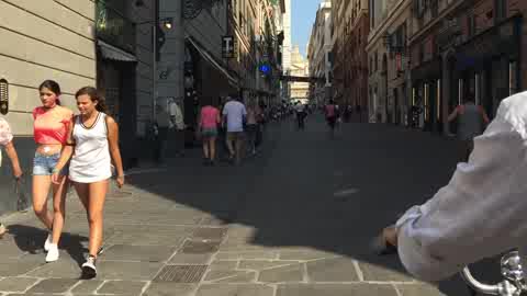 A Genova i turisti scoprono le bellezze dei vicoli in risciò