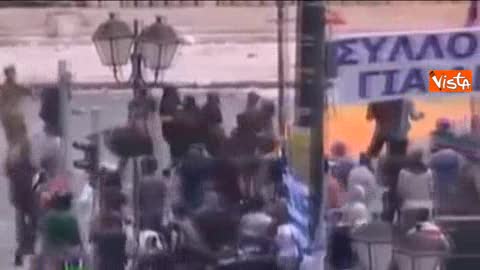 Atene, gli scontri a Piazza Syntagma: le immagini