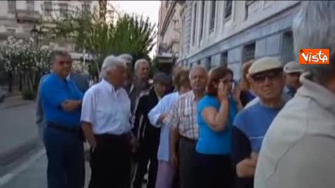 Atene, tensione tra i pensionati in coda davanti alle banche 