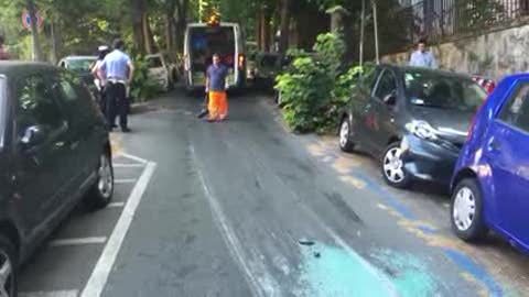 Genova centro, auto si ribalta in via Bertani