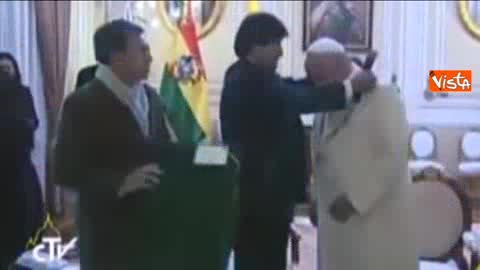 Papa Francesco riceve il crocifisso con falce martello da Presidente Bolivia Morales