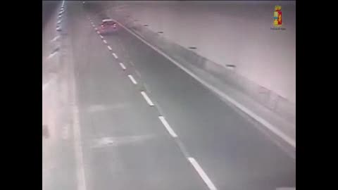 In moto per 8 km contromano sulla A12