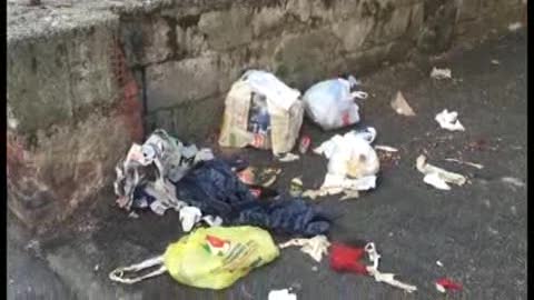 La Spezia, rifiuti per la strada nel quartiere Mazzeta