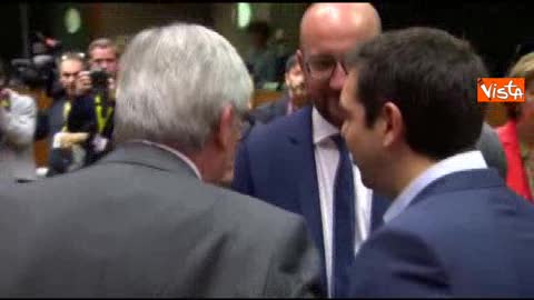 Grecia, Tsipras arriva al summit e abbraccia Juncker