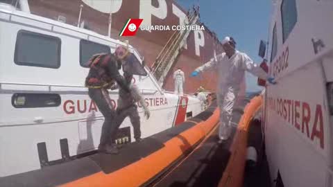 Migranti, soccorsi nella notte al largo di Lampedusa
