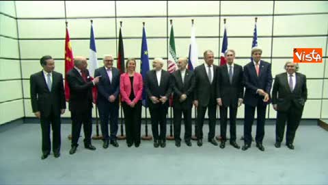 Accordo su nucleare: Mogherini e Zarif scherzano nella foto di gruppo