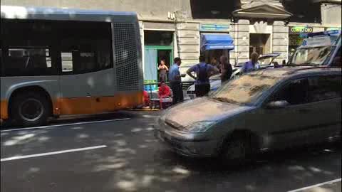 Genova, autobus costretto a brusca frenata: 13 passeggeri feriti