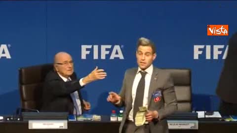 Fifa, Blatter contestato con lancio di banconote da comico britannico