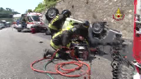 Incidente sulla A7, auto ribaltata