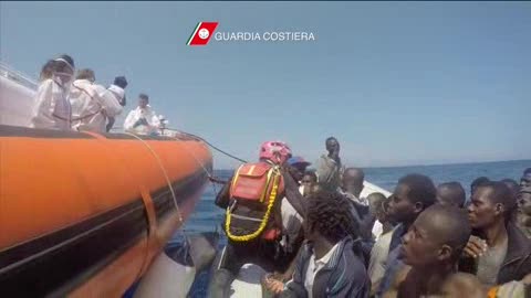Migranti, soccorse 111 persone al largo delle coste libiche