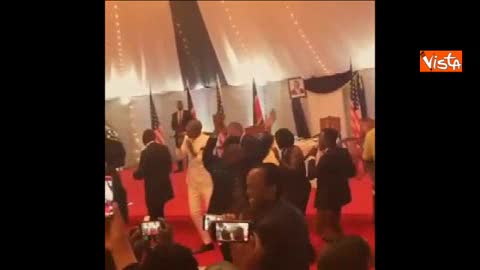 Obama danza a una cena in Kenya: le immagini