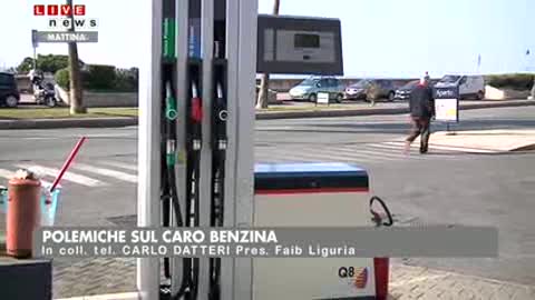 Cala il prezzo del petrolio, non quello dei carburanti. 