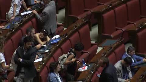 Dl Enti locali, le magliette di protesta del M5s