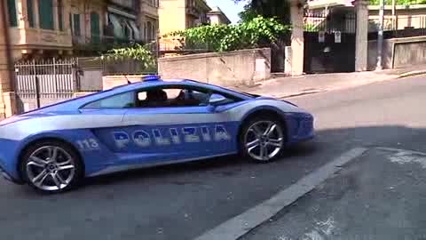 Julio sogna un'auto della polizia, arriva la Lamborghini della Stradale