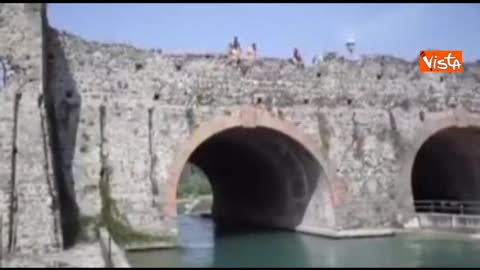 Tosi si tuffa dal ponte visconteo a Valeggio sul Mincio