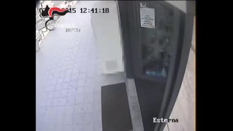 Rapina a mano armata con bambina di 7 anni, le immagini