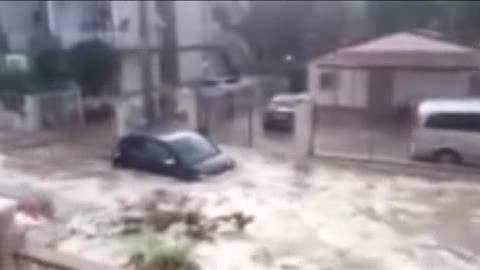 Maltempo in Calabria, il fango trascina via le auto