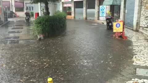 Temporale estivo, e i negozi di via Multedo finiscono sott'acqua