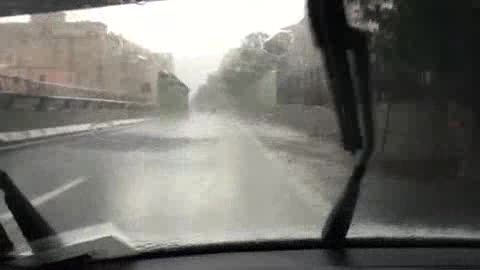 Temporale estivo, gli scrosci di pioggia sull'autostrada A10