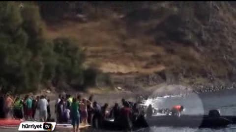 Scafista taglia il gommone dopo lo sbarco di migranti in Grecia