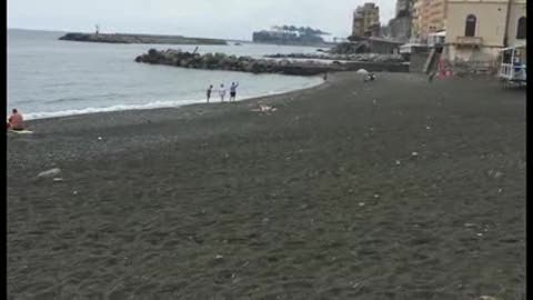 A Pegli la spiaggia della discordia dove si attende la  balneabilità