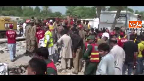Pakistan, una bomba uccide il ministro dell'Interno: le immagini