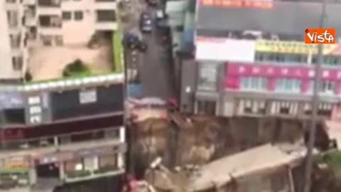 Cina, la strada si apre e inghiotte i palazzi: le immagini