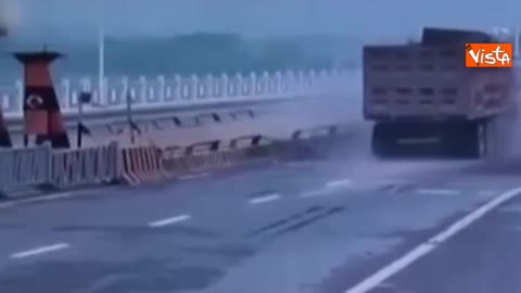 Cina, camion troppo alto abbatte l'insegna di un ponte