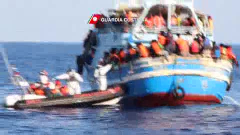 Salvati 4400 migranti, barcone stracolmo portato in salvo