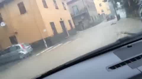 Allerta 1, strada allagata a Serra Riccò, il video di un telespettatore