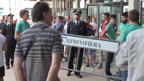 Renzi arriva al meeting Cl e scoppia il diluvio