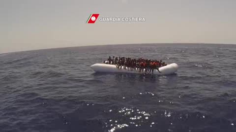 Guardia costiera salva120 migranti al largo delle coste libiche