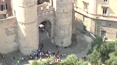 Il climber Tazio Gavioli scala la torre nord di Porta Soprana