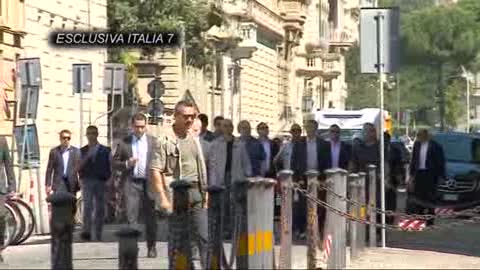 Netanyahu si reca con la moglie in Sinagoga a Firenze e saluta la gente