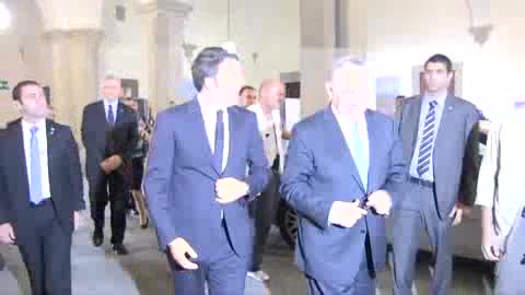 Renzi accoglie Netanyahu con un abbraccio e gli fa da guida a Palazzo Vecchio